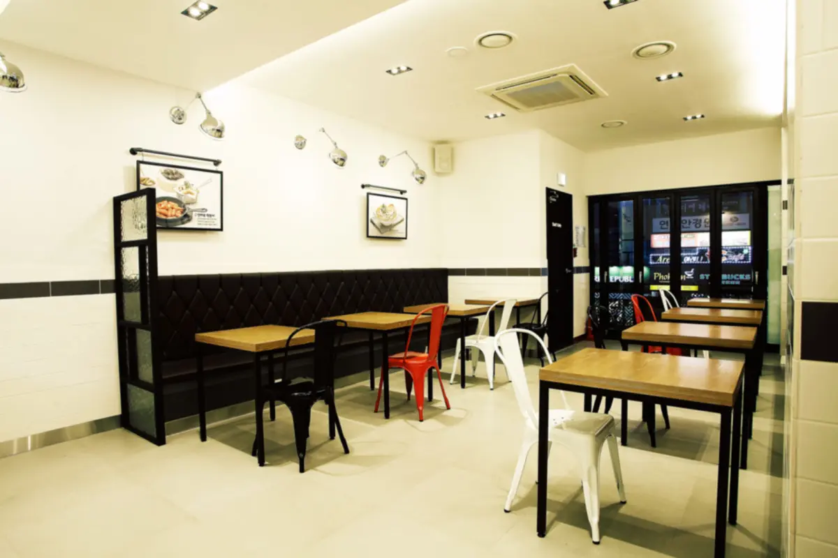 블랙앤화이트 모던 캐주얼 레스토랑 인테리어